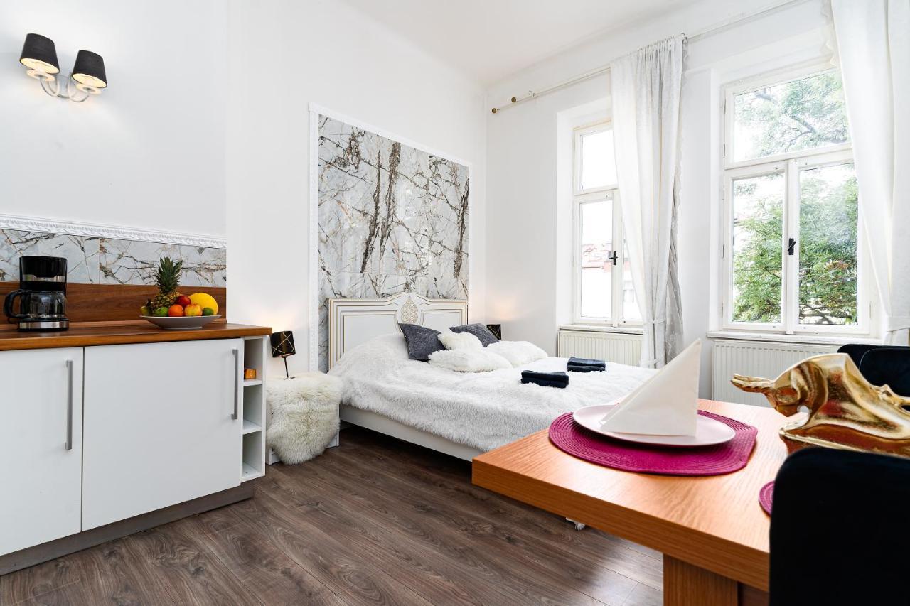 Emperors Elegance Suite Прага Экстерьер фото