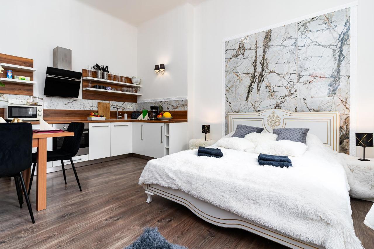 Emperors Elegance Suite Прага Экстерьер фото